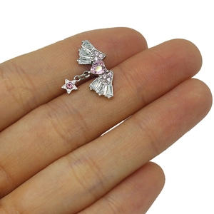 Détail d'un piercing de nombril cœur rose avec charms étoiles montrant la taille