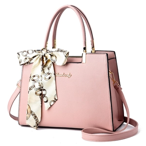 Sac à main rose en cuir grainé pour femmes mûres avec foulard en soie décoratif