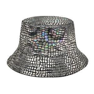 Détail macro du chapeau bob holographique laser avec texture crocodile argentée et reflets colorés
