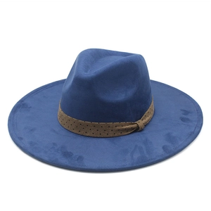 Détail d'un chapeau Fedora en daim bleu marine avec ruban marron à pois noirs