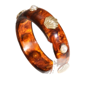 Chic tortoiseshell resin bangle with golden seashell and pearl accents in a retro style