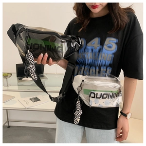 Détail de sacs à bandoulière en PVC transparent noir et blanc avec pendentif damier