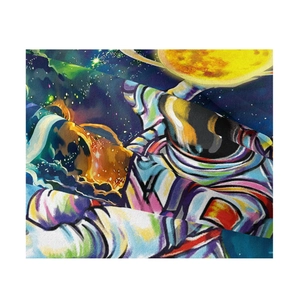 Detailaufnahme des böhmischen Astronauten-Wandteppichs mit Pop-Art-Mustern