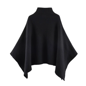 Détail de la maille fine noire et du col roulé sur cette veste cape asymétrique