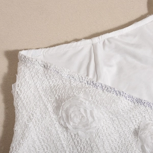 Gros plan détaillé sur un tissu en dentelle blanche avec d'élégantes fleurs 3D en tissu