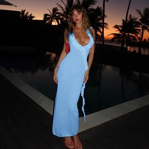 Robe longue moulante bleu clair à volants avec décolleté en V pour vacances à la mer