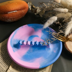 Détail du moule à plateau en résine époxy avec texture marbrée bleue et rose