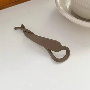 Gros plan détaillé de la barrette banane mate marron avec design torsadé épuré