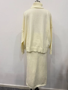 Détail de la maille du ensemble crème deux pièces avec pull à col roulé et jupe longue