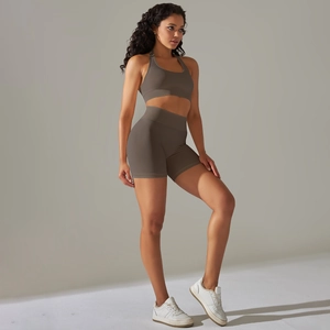 Set fitness taupe senza cuciture con reggiseno a lupetto e pantaloncini a vita alta