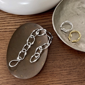 Set aus künstlerischem Armband mit Schmelztextur und passenden offenen Silberringen