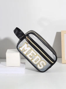 Dettaglio trousse trasparente in PVC con patch MEDS in ciniglia e manico nero