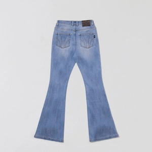 Vue détaillée du dos du jean flare bleu clair avec taille haute et écusson en cuir