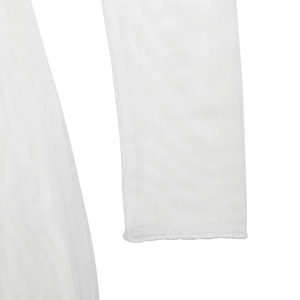 Détail de la texture en maille blanche semi-transparente sur robe de soirée longue
