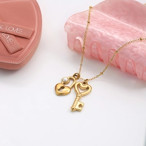 Collier doré avec pendentif cadenas cœur et clé, perle blanche sur chaîne fine