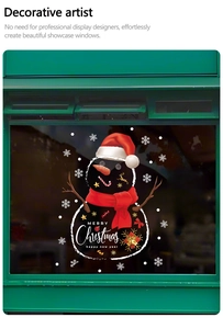 Dettaglio adesivi natalizi con pupazzo di neve e testo Merry Christmas su vetro