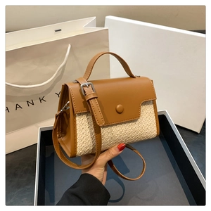 Détail du sac à main rétro en paille et cuir PU marron avec poignée et rabat magnétique