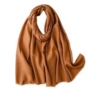 Bufanda larga suave color caramelo con textura de lino y caída natural elegante