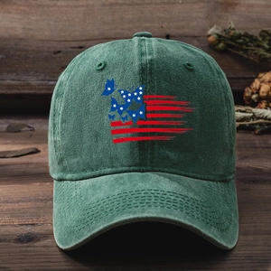 Unisex verwaschene grüne Baseballkappe mit Schmetterling-US-Flagge auf Holz Hintergrund