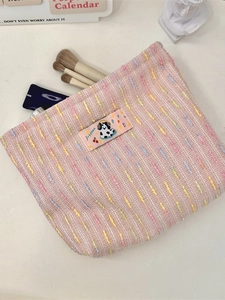 Trousse à cosmétiques en tweed tissé rose avec patch chiot et accents colorés