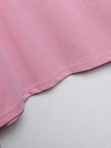 Nahaufnahme von Doppelnaht-Saum und Baumwollstrick-Textur bei einem rosa T-Shirt
