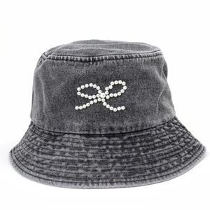 Chapeau bob en jean gris délavé avec nœud en perles présenté de face sur blanc