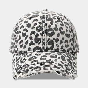 Nahaufnahme der Vintage-Baseballkappe mit Leopardenmuster und Distressed-Details am Schirm