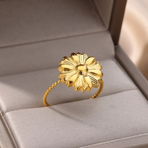 Detailed macro view of 18k gold butterfly daisy ring with twisted rope band in gift box
