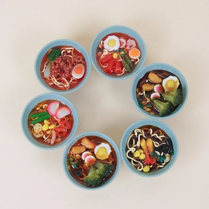 Sechser-Set Miniatur-Ramen-Schalen mit realistischen Nudeln und verschiedenen Lebensmittel-Toppings