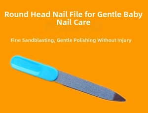 Detail einer Baby-Nagelfeile mit rundem Kopf und blauem Griff auf orangefarbenem Grund
