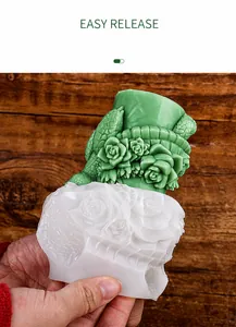 Dettaglio dello stampo in silicone a tartaruga con rilievi floreali e rimozione facile