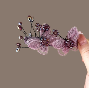 Barrette élégante avec papillons brodés violets et détails de perles pour femmes