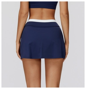 Vista posteriore della gonna da tennis blu navy con elastico in vita per lo sport