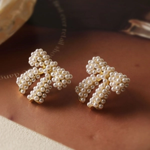 Eleganti orecchini a fiocco dorati con perle bianche in stile vintage chic francese