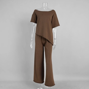 Détail du haut en tricot marron à épaule dénudée et pantalon large avec ourlet asymétrique
