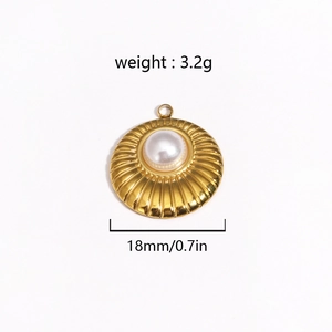 Détail du pendentif floral 18 mm en acier inoxydable doré avec une perle centrale
