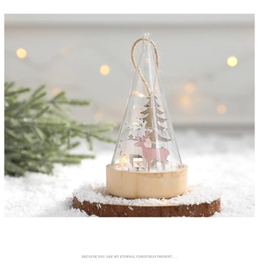 Détail de silhouettes de rennes et sapins sous dôme en verre avec LED blanc chaud