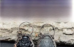 Detailaufnahme von Kristall Buddha Anhängern mit Rahmen aus antiker Bronze