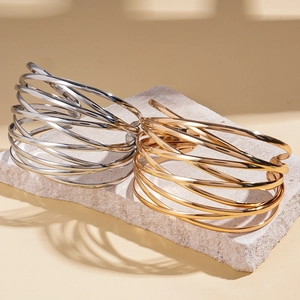 Auffälliger mehrlagiger geometrischer Crossover-Metallarmreif in Gold und Silber-Finish