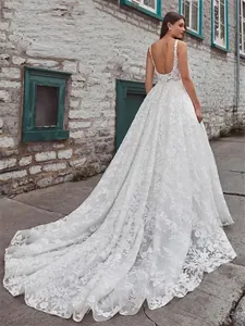 Détails de robe de mariée blanche avec broderie en dentelle et dos nu élégant à boutons