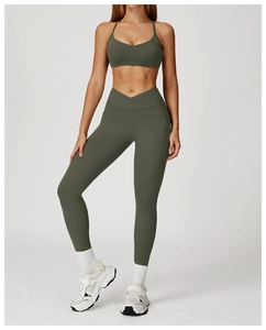 Détail d'un ensemble de yoga vert olive avec legging taille croisée et poches