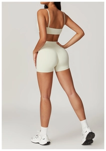 Vue arrière du short de yoga taille haute galbant et soutien-gorge de sport ivoire