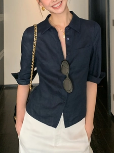 Chemise cintrée en lin bleu marine avec revers et poche portée par un mannequin
