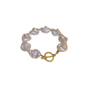 Bracelet perles cœur irrégulières avec fermoir OT doré sur fond blanc épuré