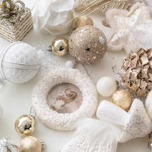 Elegant champagne gold and white Christmas tree ornaments set with glitter balls and stars