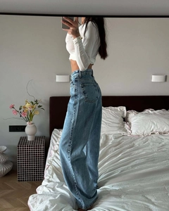 Spiegelselfie mit High-Waist-Jeans in Hellblau und weißem, kurzem Langarm-Oberteil