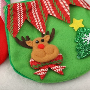 Gros plan d'un sac de Noël en feutre festif avec un renne 3D et un sapin à paillettes