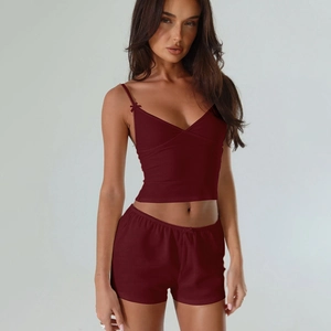 Détail du caraco bordeaux à col en V avec nœud et short élastique assorti
