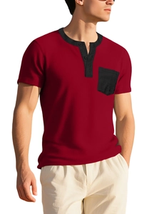 Détail de la maille gaufrée rouge sur ce t-shirt Henley avec poche poitrine noire