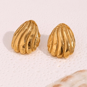 Détail de boucles d'oreilles en acier doré 18 carats avec gouttes d'eau et coquillage